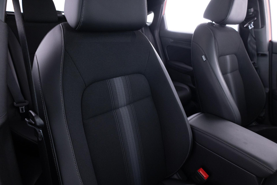 het interieur van de honda civic sport